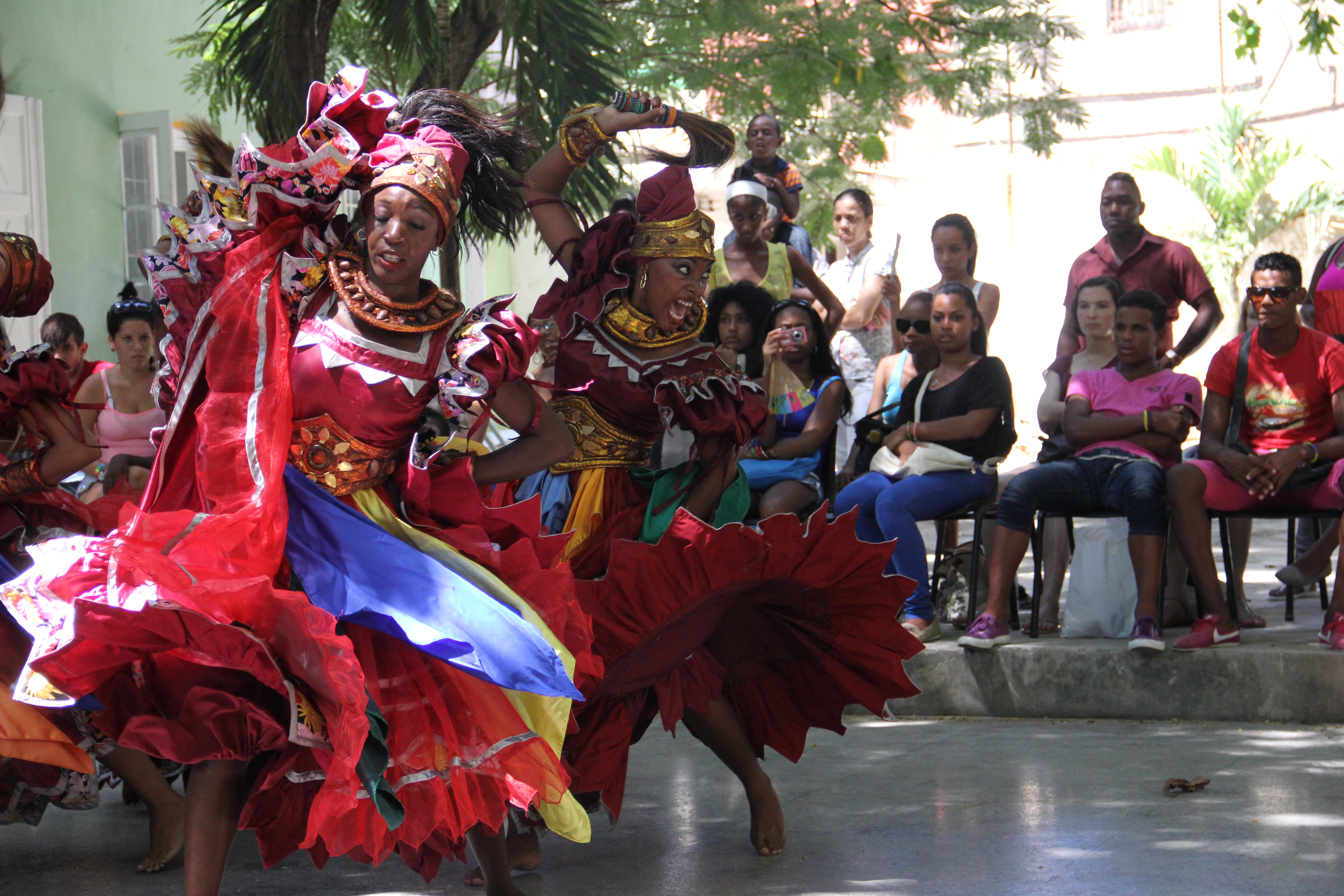 Кубинский народный танец. Кубинская сантерия. Куба культура и традиции. Куба население карнавал.